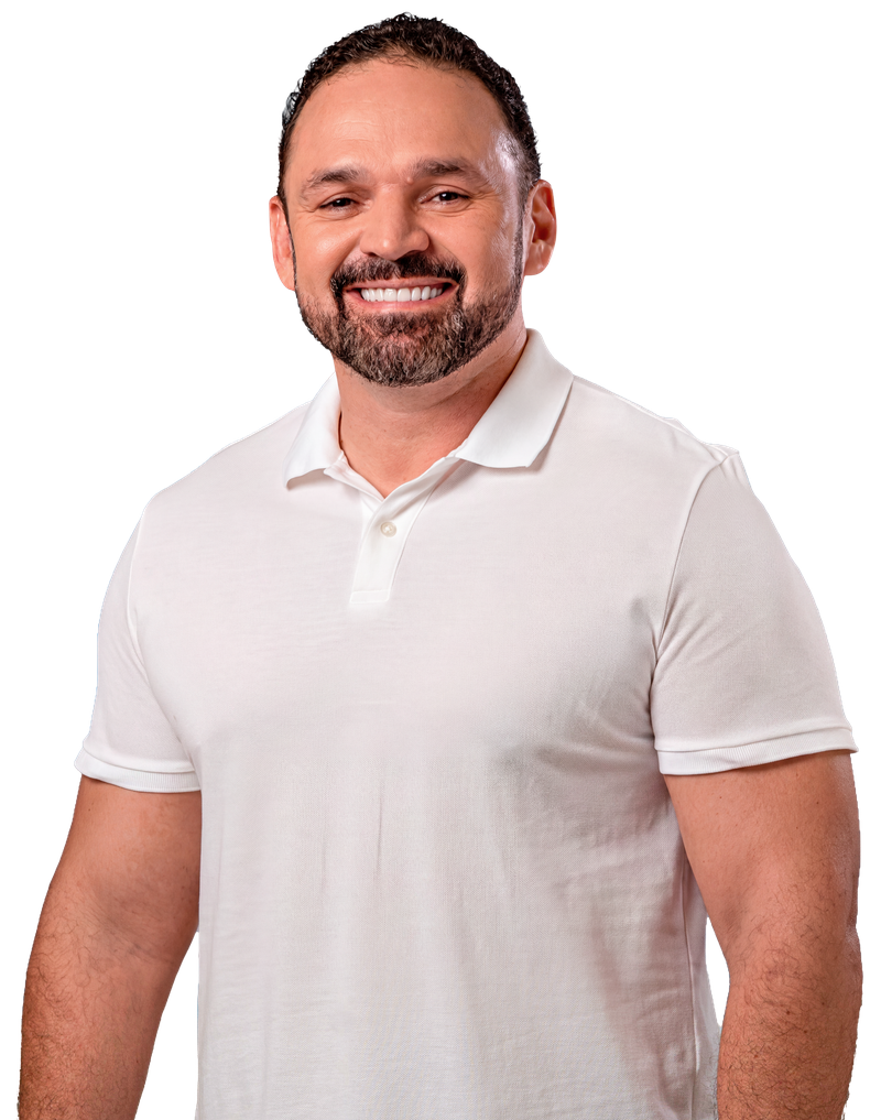 Diego Barreto sorrindo, de camisa branca